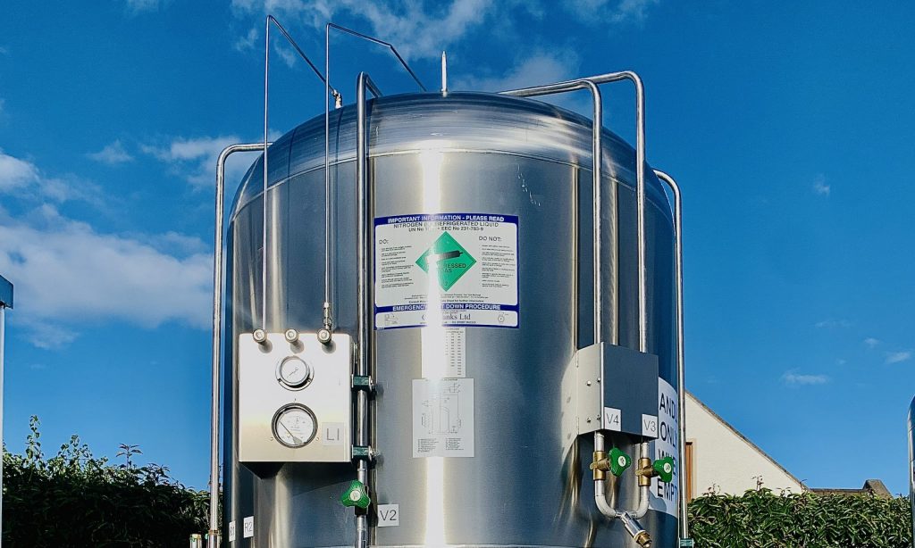 IMG_E8036 2000L tank